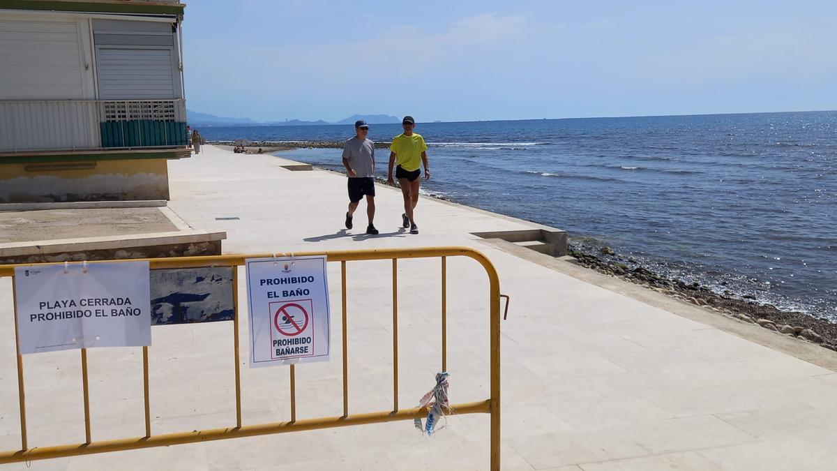 La playa de la Punta de Riu cerrada en junio por uno de los vertidos