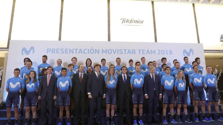 Los integrantes del Movistar, con Rosón, posan en foto de familia