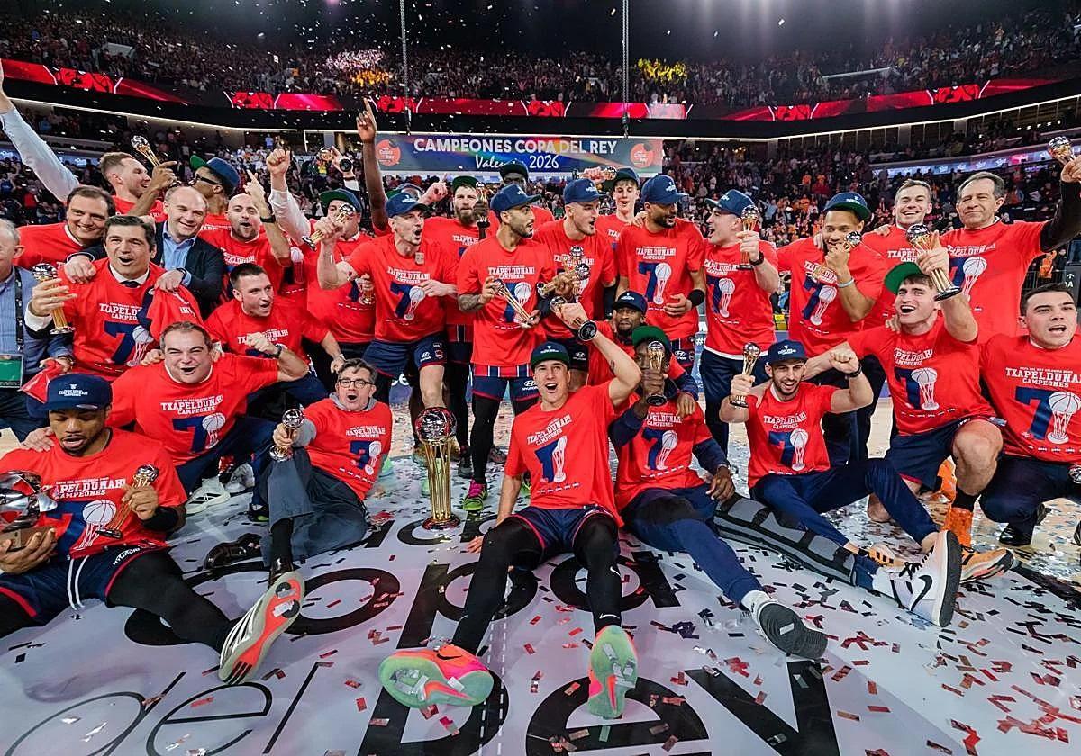 Xevi Pujol, a dalt de tot, el segon per la dreta, celebra el títol de Copa amb la plantilla que ell ha ajudat a crear