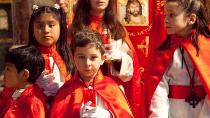 Niños de la Cofradía de Jesús Cautivo durante la última procesión.