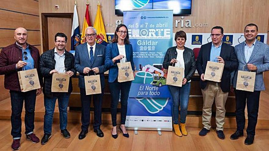 De izquierda a derecha, Alberto Díaz (concejal de Artenara), J. J. Facundo (alcalde de Arucas), Antonio Medina (Fenorte), Cristina Hernández (Promoción Económica), Minerva Alonso (consejera de Comercio), Poli Suárez (Moya) y Pedro Rodríguez (Guía).