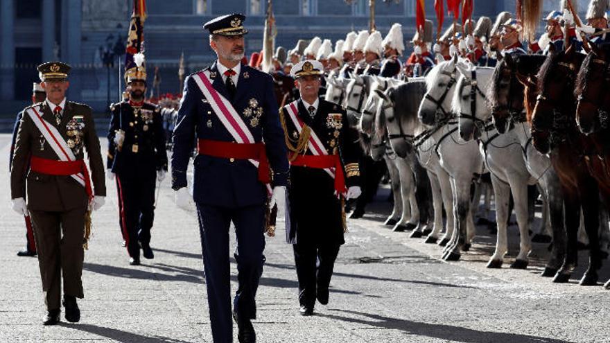 Felipe VI elogia &quot;la profesionalidad&quot; y &quot;el sentido del honor&quot; de las Fuerzas Armadas