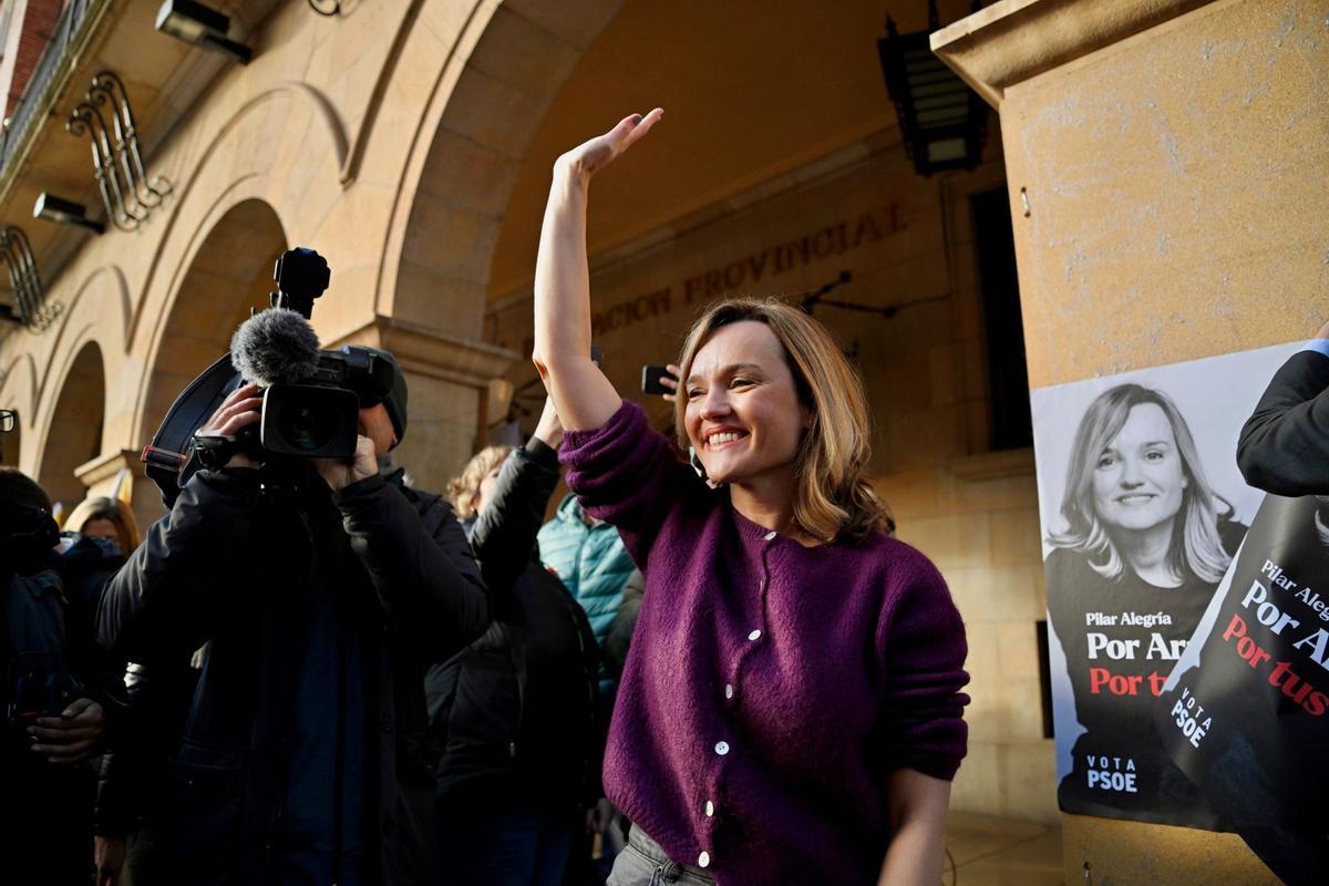Pilar Alegría, en la pegada de carteles de estas elecciones, el pasado 23 de enero en Teruel.