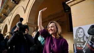 Pilar Alegría, en la pegada de carteles de estas elecciones, el pasado 23 de enero en Teruel.