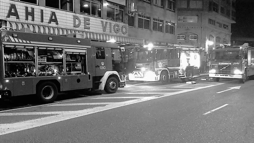 Varios camiones de bomberos frente al hotel Bahía de Vigo.