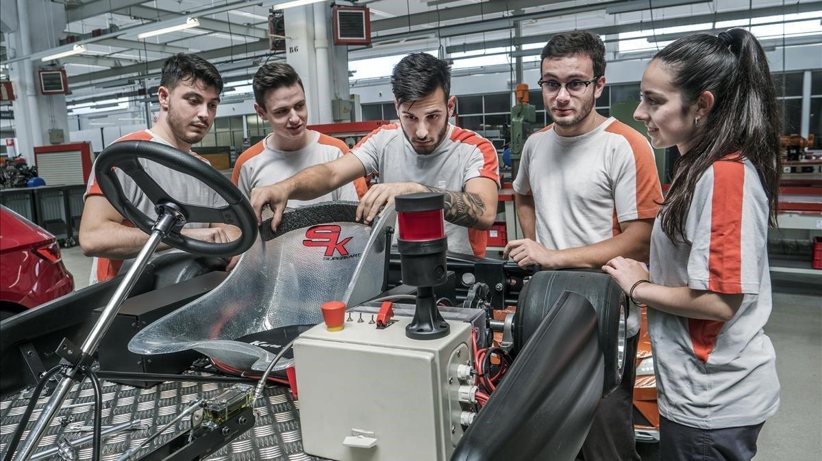 Estudiantes de FP Dual, en la fábrica de Seat, en junio del 2018. Estudiantes de FP Dual, en la fábrica de Seat, en junio del 2018.