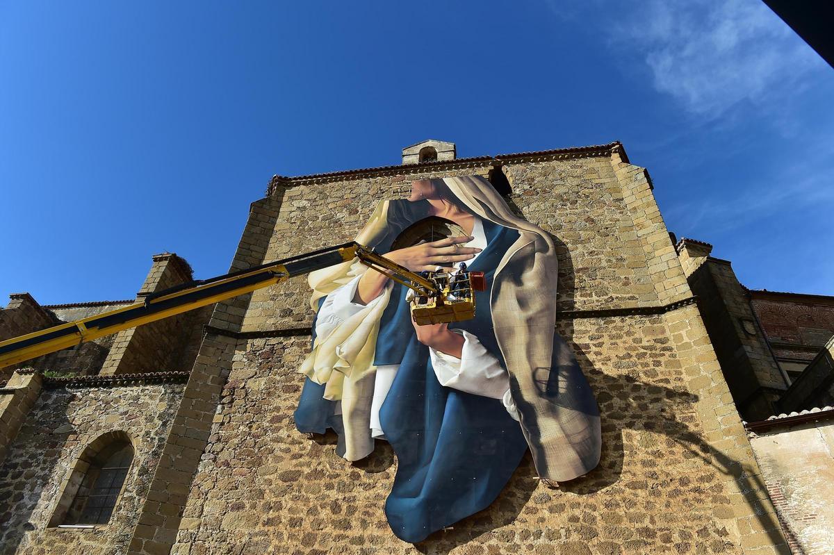 Fotogalería | Las imágenes del nuevo mural de Brea para la Semana Santa de Plasencia