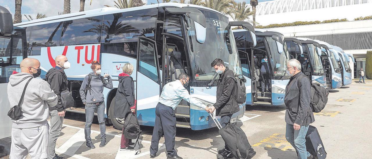 Turistas alemanes subiendo a un autobús en Palma de Mallorca.