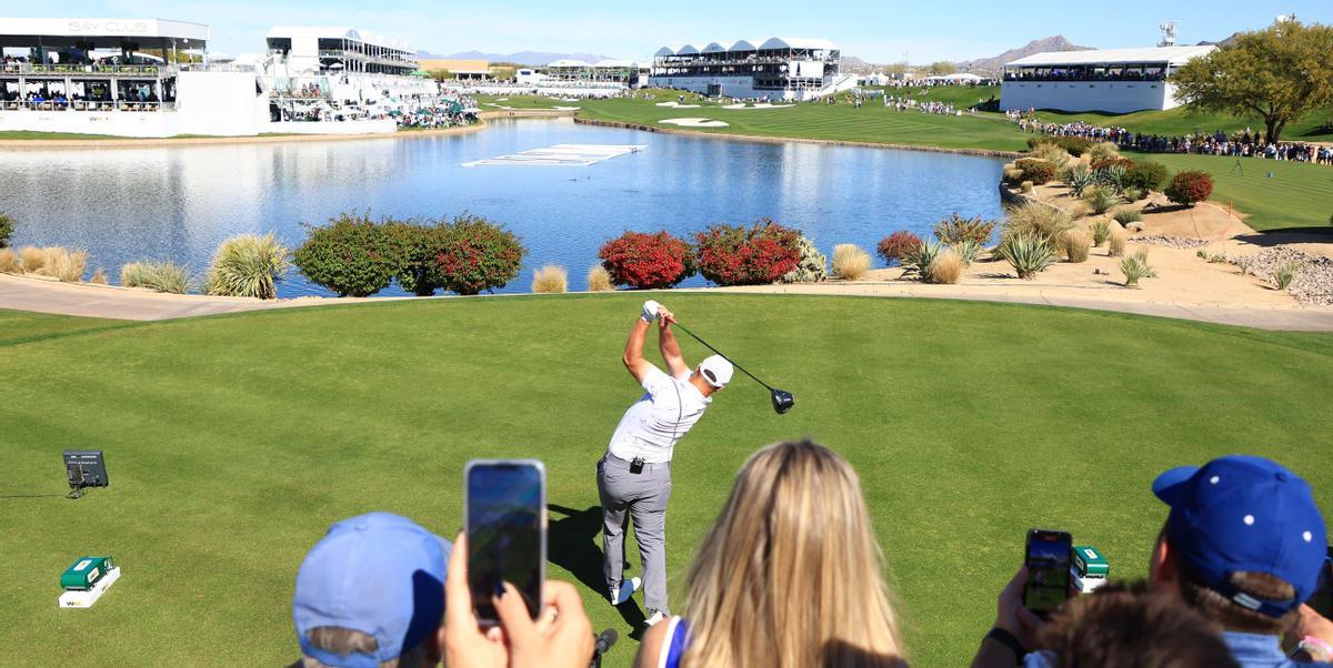 Rahm ejecuta el drive de salida en el hoyo 18 del TPC Scottsdale, en la jornada de práctica del miércoles