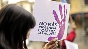 Imagen de una manifestación en Pamplona con motivo del Día Internacional contra la Violencia de Género. EFE/Villar López