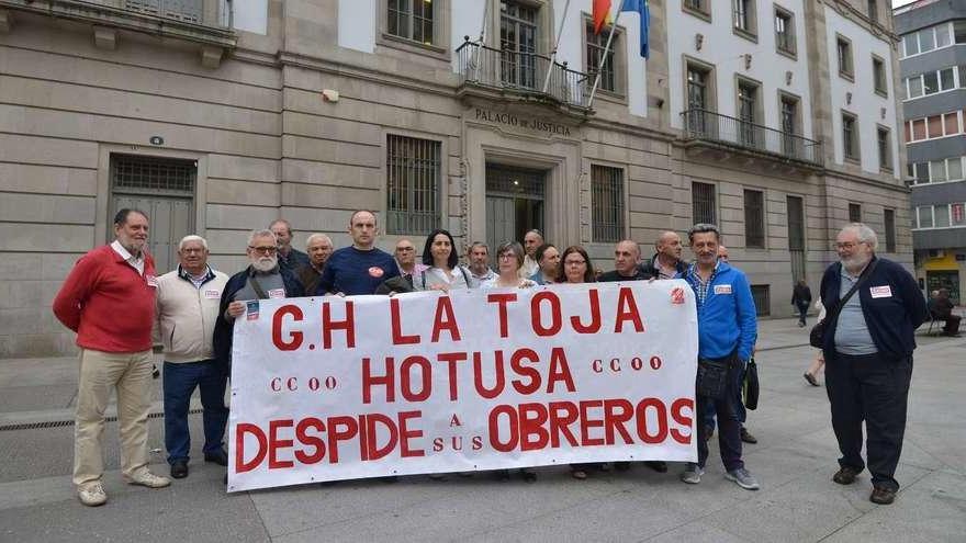 La protesta convocada por el sindicato Comisiones Obreras a las puertas de la sede judicial. // Gustavo Santos