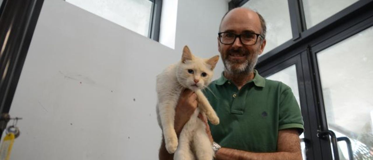 Odilo Barreiro, ayer, con el gato. / G.N.