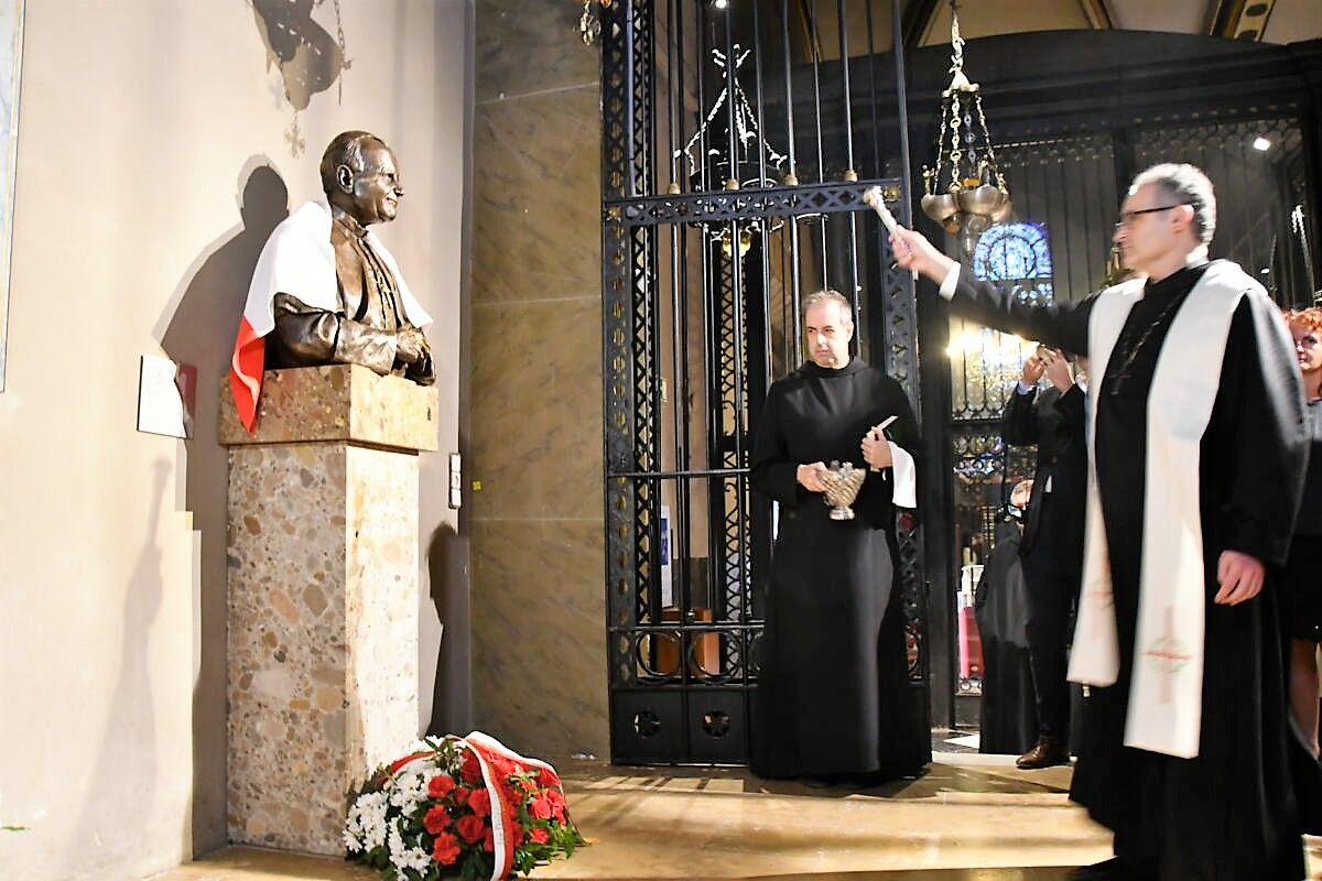 Donació d&#039;un bust de Joan Pau II al monestir de Montserrat
