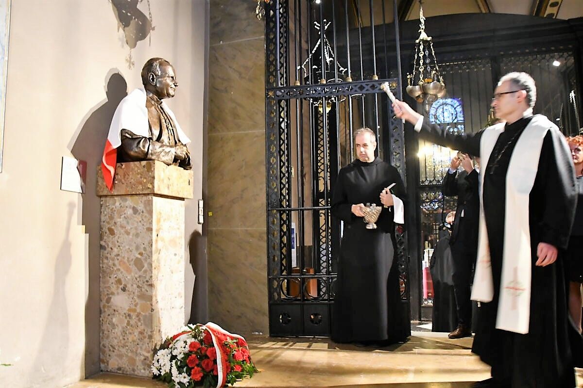 Donació d'un bust de Joan Pau II al monestir de Montserrat