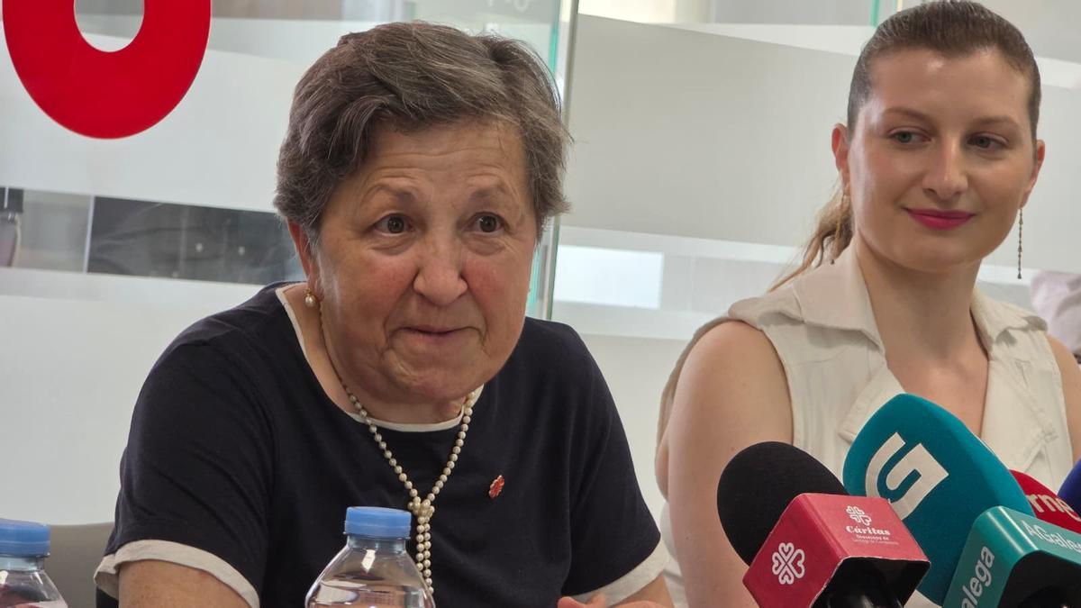 La directora de Cáritas Diocesana de Santiago, Pilar Farjas, acompañada por María López, trabajadora social, durante la comparecencia