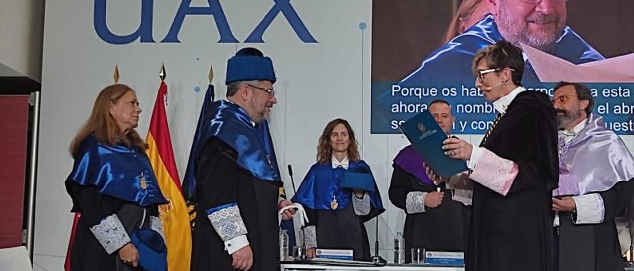 Zelmanov, en el centro, tras ser investido Doctor Honoris Causa. Frente a él, Isabel Fernández, y detrás Consuelo Martínez. |