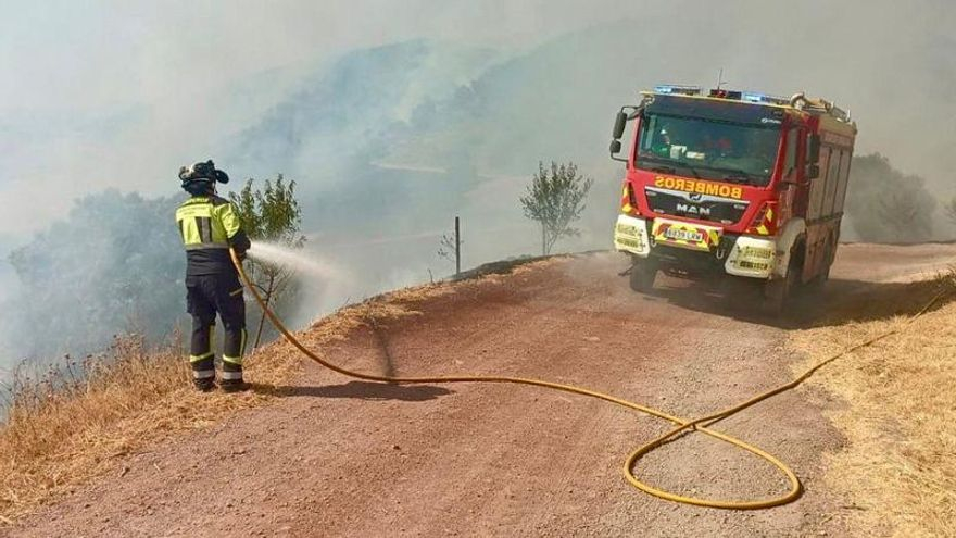 Sigue activo el incendio en el municipio de Montecorto