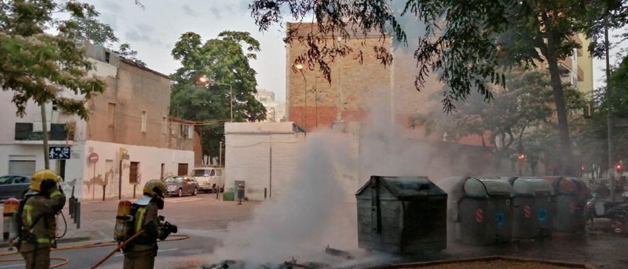 Els Bombers apaguen un foc en un contenidor durant la nit de Sant Joan