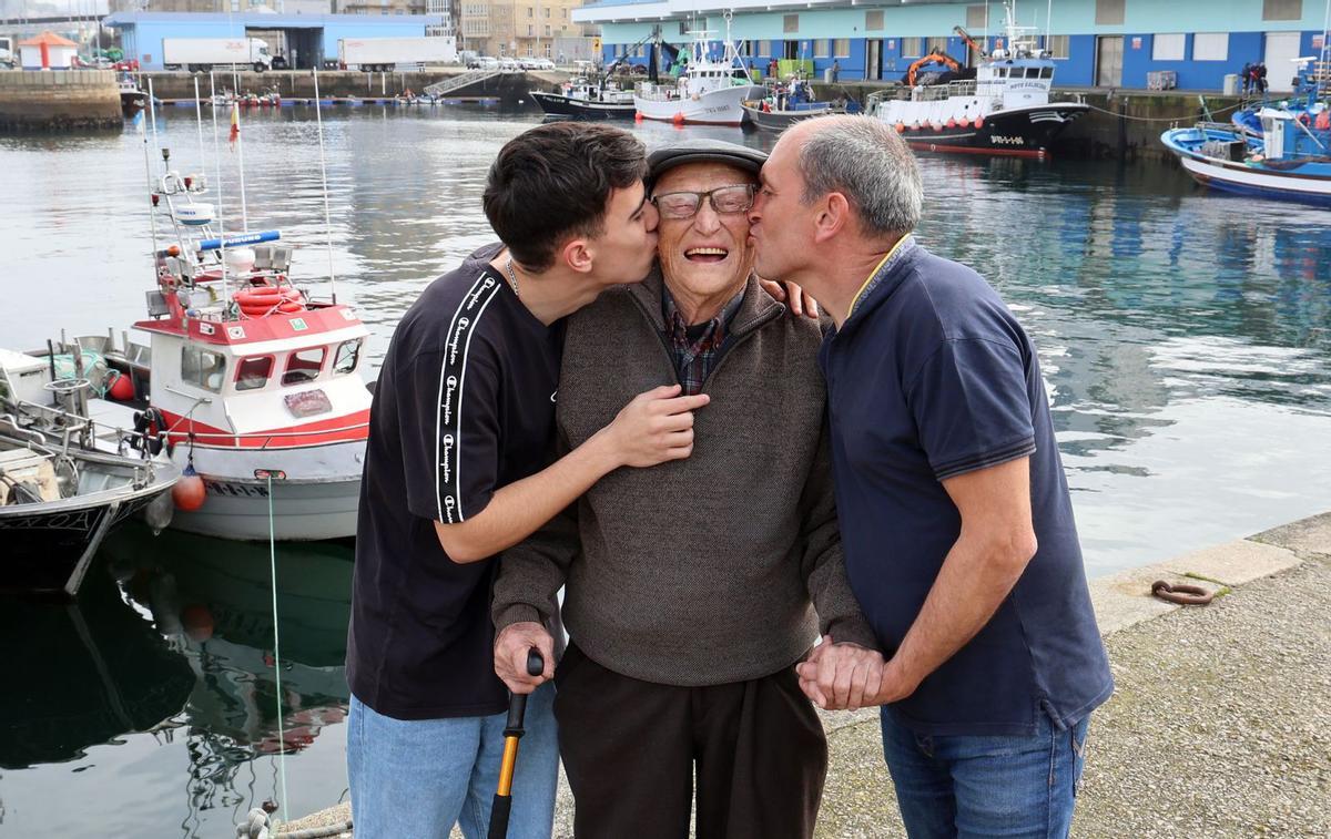 Yago (i.), Manuel (c.)
 y Manolo (d.), las 
tres generaciones 
de pescadores de 
la familia Otero, 
en O Berbés.  | // MARTA G. BREA