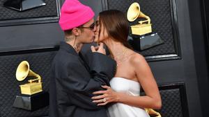 Justin y Hailey Bieber en la ceremonia de los premios Grammy 2022