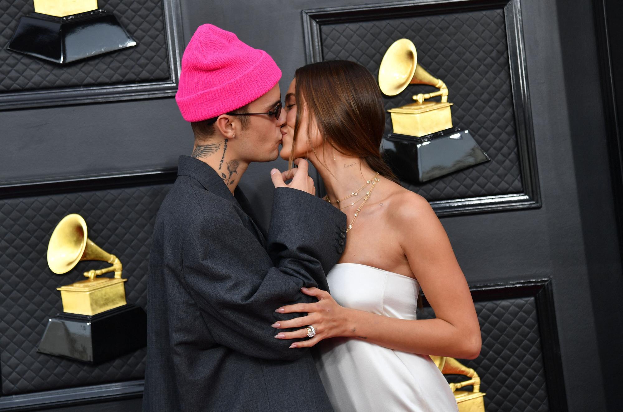 Justin y Hailey Bieber en la ceremonia de los premios Grammy 2022