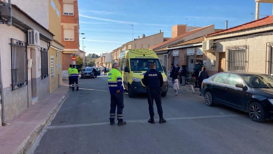 Sanitarios y policía, en la puerta de la vivienda donde ayer se halló el cuerpo del bebé.