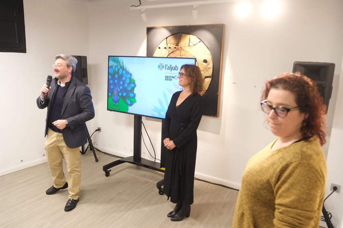 El gerente, Daniel Párraga, y la responsable de Marketing, Lucía González, durante la presentación del balance a los medios en el Huerto del Cura.