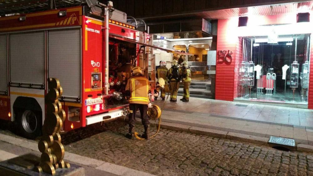 Desalojo de un edificio en el centro de Oviedo por un incendio