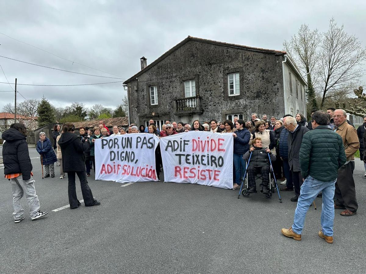 Concentración de protesta en Teixeiro por la eliminación del paso de la estación de tren.