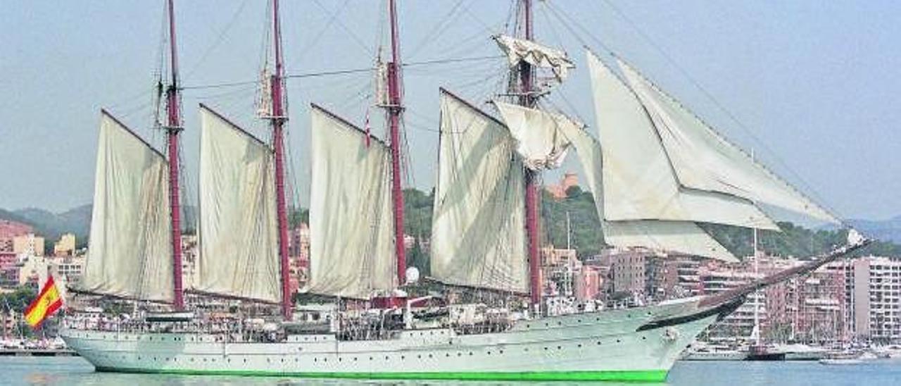 El buque escuela español. El ‘Juan Sebastián de Elcano’, en la maniobra de salida del puerto de Palma en julio de 2001.