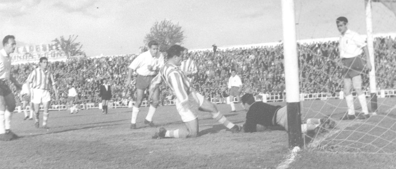 Una jugada del Recreativo - Córdoba CF en el que los blanquiverdes golearon (0-4) y lograron el primer ascenso a Primera, en 1962.