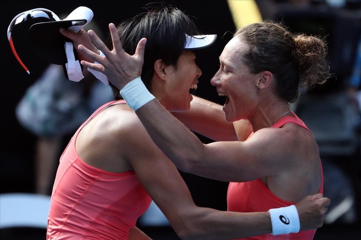  La australiana Samantha Stosur y la china Shuai Zhang celebran su victoria en la final de dobles femenina ante la hungara Timea Babos y la francesa Kristina Mladenovic en el Open de Australia que se celebra este viernes en Melbourne  Australia   