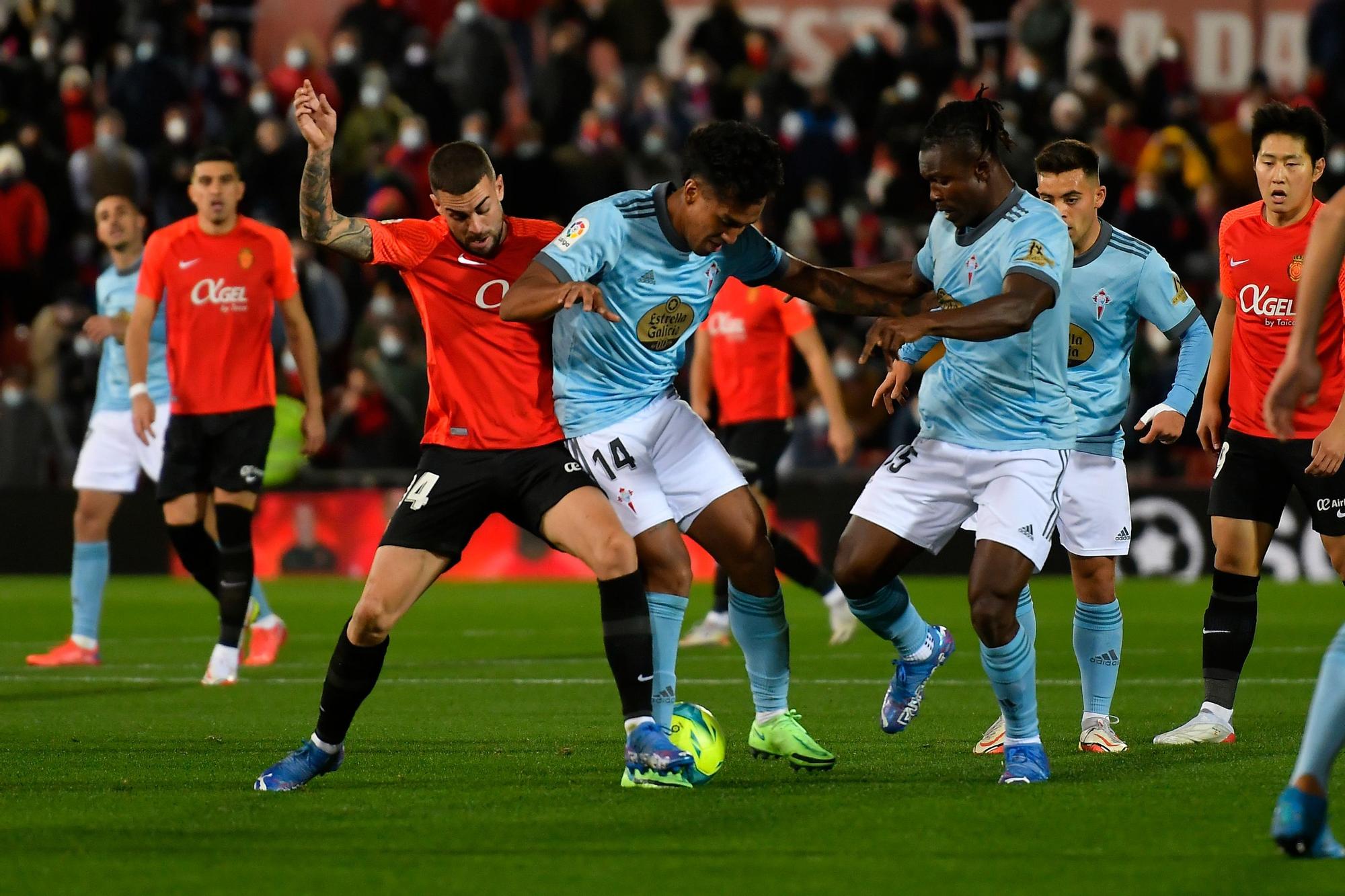 Las mejores imágenes del partido (y del viento) entre el Mallorca y el Celta