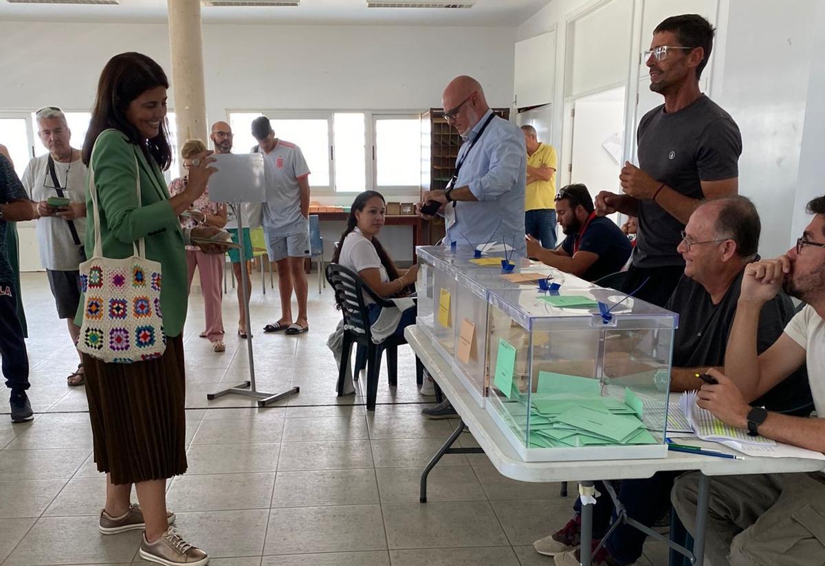 Evelia García, candidata de la PMH a la alcaldía de Haría, votando en el Centro Sociocultural de Punta Mujeres.