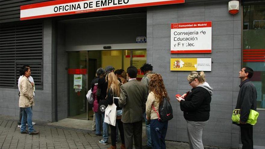 Filas ante una Oficina de empleo, en una imagen de archivo.