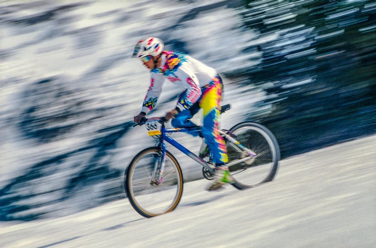 Descenso en la nieve con bici de montaña en el sector Grau Roig de Grandvalira.