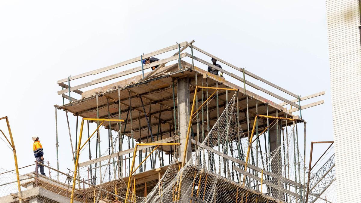 Un bloque de viviendas en construcción en la capital de la Plana.