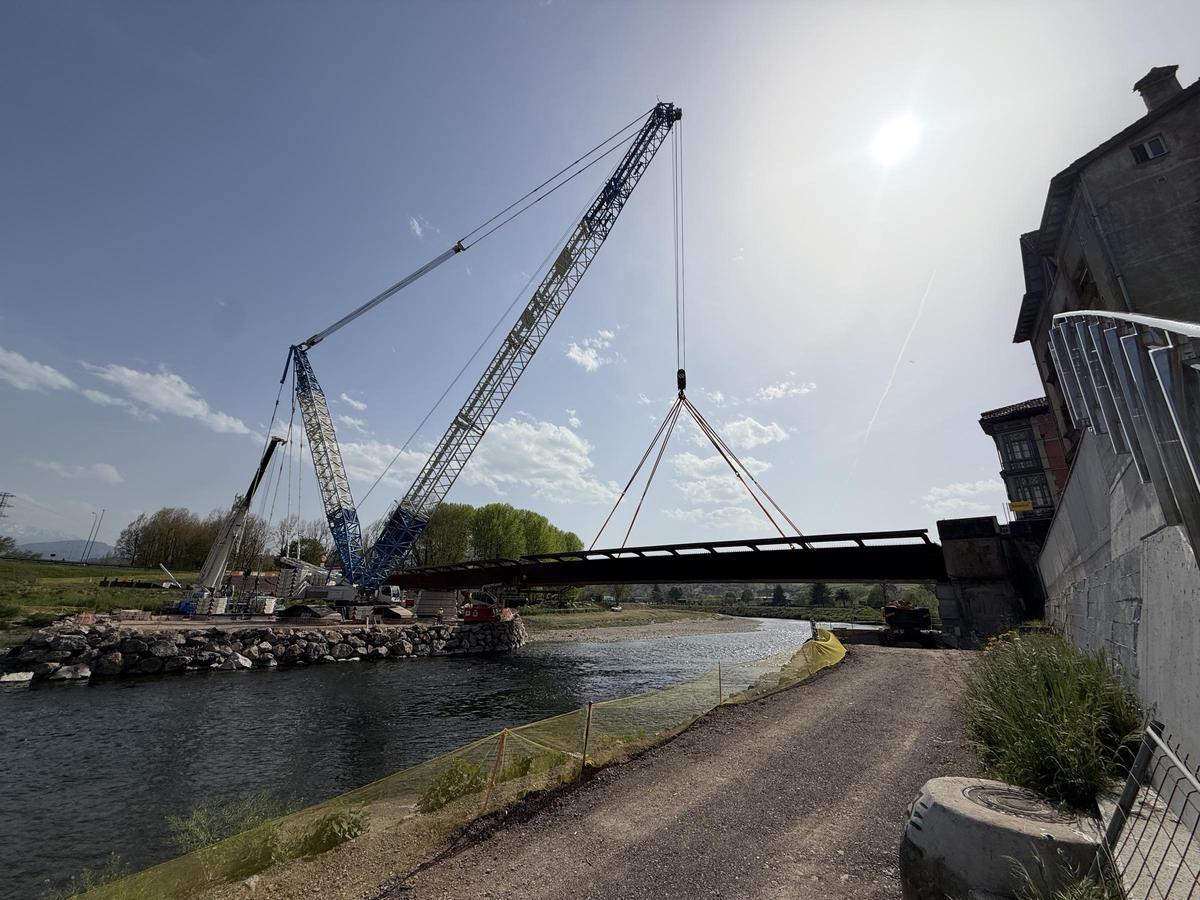 Finaliza el montaje de la estructura metálica del puente de Arriondas