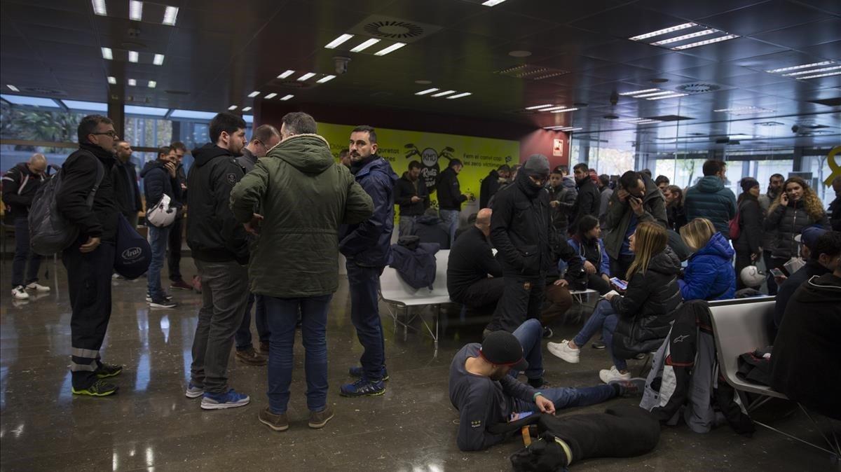 Agentes de los mossos se concentran en la Conselleria de Interior en apoyo a sus representantes encerrados en la sede.