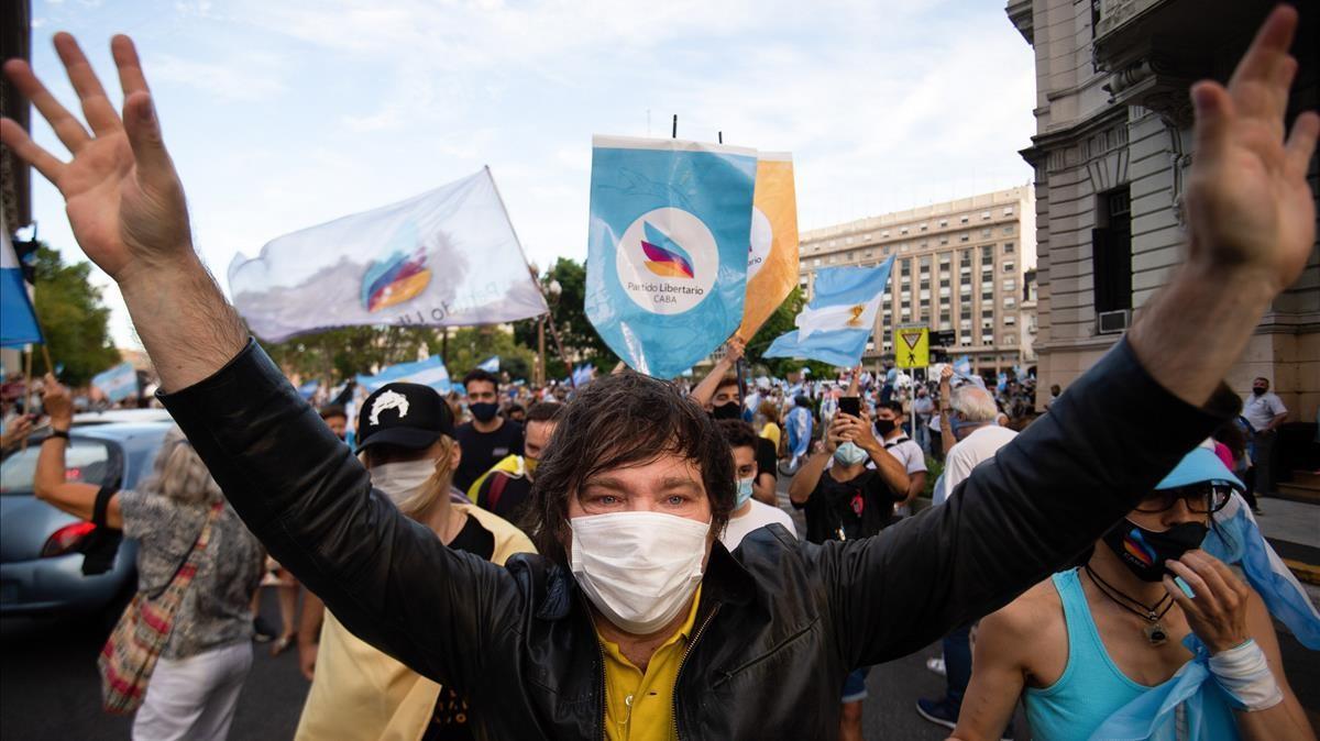 El economista y miembro del partido ultra argentino Vamos, el pasado mes de febrero en una manifestación contra el Gobierno. El economista y miembro del partido ultra argentino Vamos, el pasado mes de febrero en una manifestación contra el Gobierno.