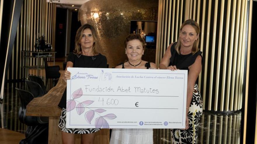 Carmen Matutes, Mari Carmen Gutiérrez y Loly Figueroa, durante la entrega del cheque.