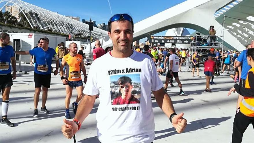 Javier, en la zona de meta, con la camiseta que diseñó para cumplir la promesa por su hijo Adrián