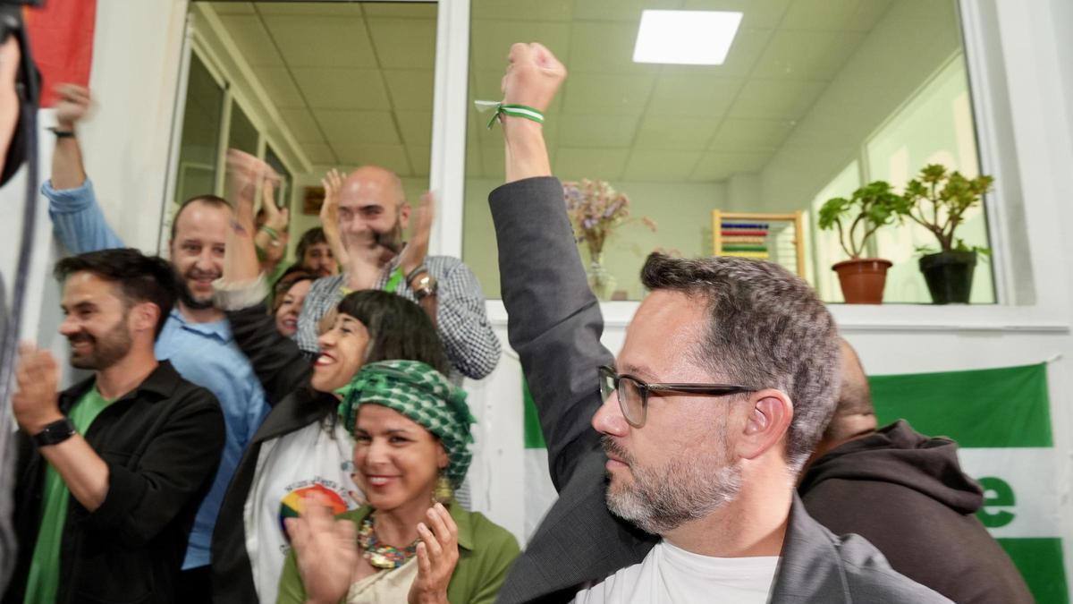 El candidato de Adelante Andalucía, José Ignacio García , acompañado por su equipo y Teresa Rodríguez
