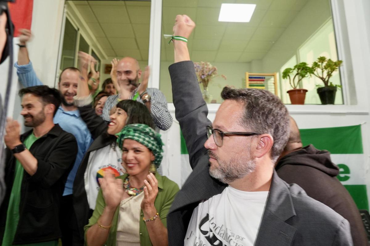 El candidato de Adelante Andalucía, José Ignacio García (d), acompañado por su equipo y Teresa Rodríguez (c) en la asociación sociocultural “La yerbabuena”, celebra los resultados electorales del partido tras los comicios en Andalucía, este domingo en Jerez de la Frontera (Cádiz) El candidato de Adelante Andalucía, José Ignacio García (d), acompañado por su equipo y Teresa Rodríguez (c) en la asociación sociocultural “La yerbabuena”, celebra los resultados electorales del partido tras los comicios en Andalucía, este domingo en Jerez de la Frontera (Cádiz)