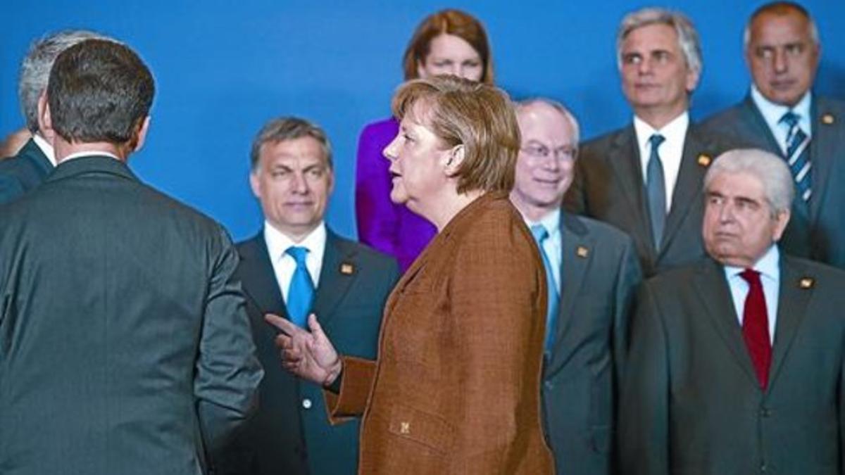 La cancillera alemana, Angela Merkel, en el centro, con los líderes de la Unión Europea, ayer en Bruselas.