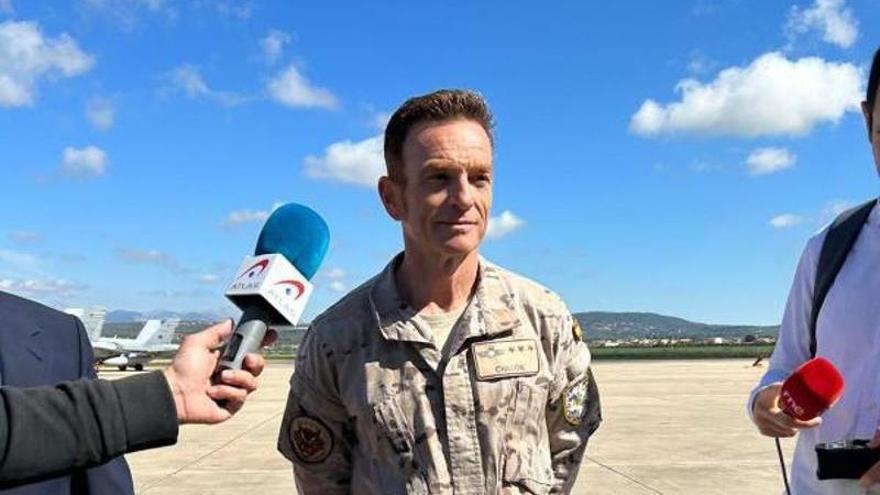 Francisco Javier Chacón, en las maniobras militares de Mallorca: «El avión de caza se somete a un mantenimiento constante»