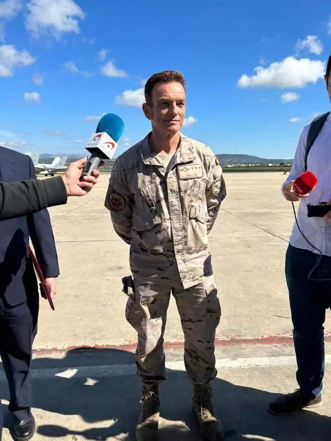 Francisco Javier Chicón, en las maniobras militares de Mallorca: «El avión de caza se somete a un mantenimiento constante»