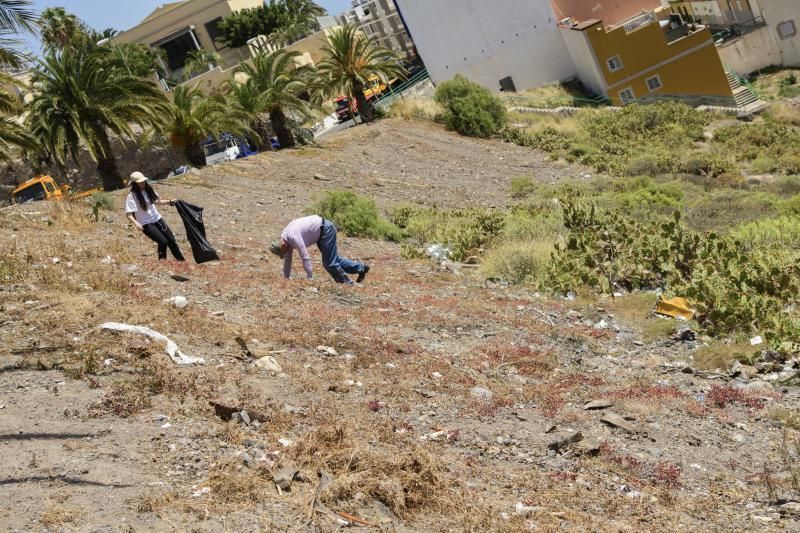 Pablo Rodríguez y María Fernández participan el domingo en el reto #TrashtagChallenge. A través de esta iniciativa viral que busca eliminar la basura del medio ambiente, se limpiarán las laderas de Capellanías, Lugarejo, Albiturria y Lomo La Cruz.  | 14/04/2019 | Fotógrafo: Tony Hernández