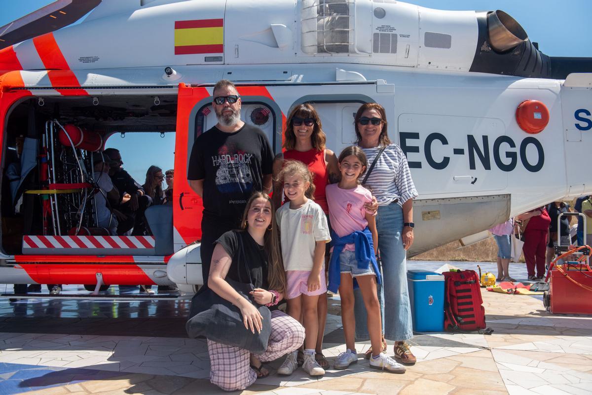 Los hijos de un expiloto de Salvamento Marítimo Jorge y Virginia con sus familiares