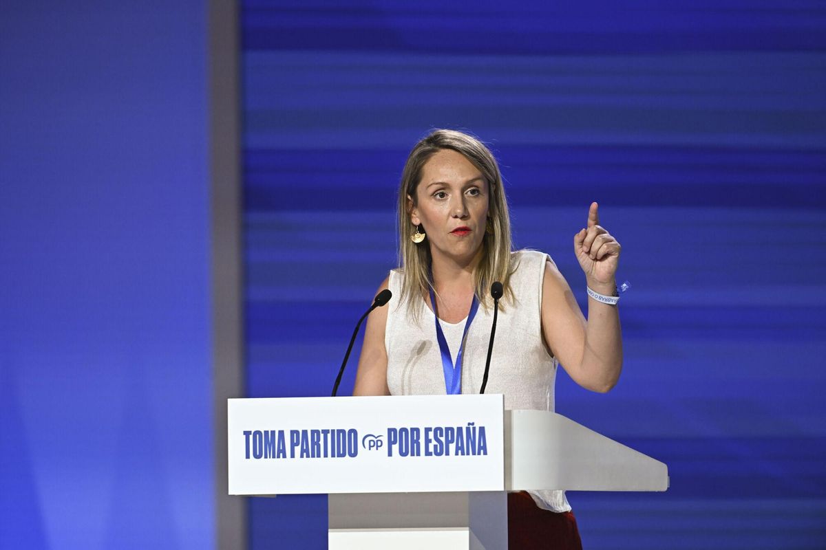 La eurodiputada del PP Alma Ezcurra interviene en la segunda jornada el Congreso del partido, en la que Feijóo será reelegido presidente de la formación y en la que se aprobarán las dos ponencias, la hoja de ruta del partido de cara a la conquista de La Moncloa, este sábado. EFE/ Fernando Villar. añade texto y foto